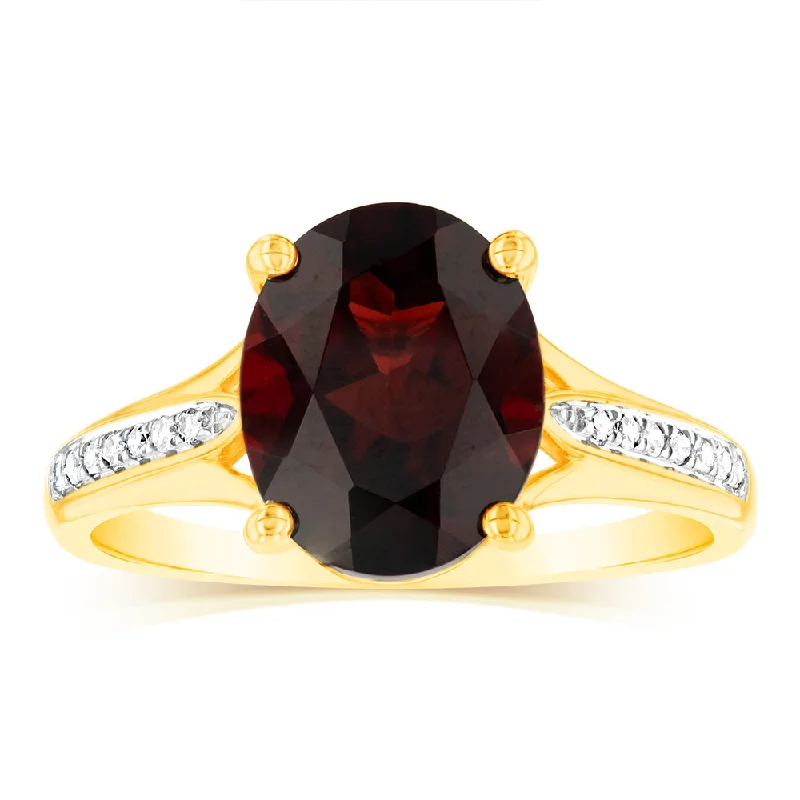 3.10 Carat Natural Garnet & 14 Diamonds Dress Ring in 9ct Yellow Gold