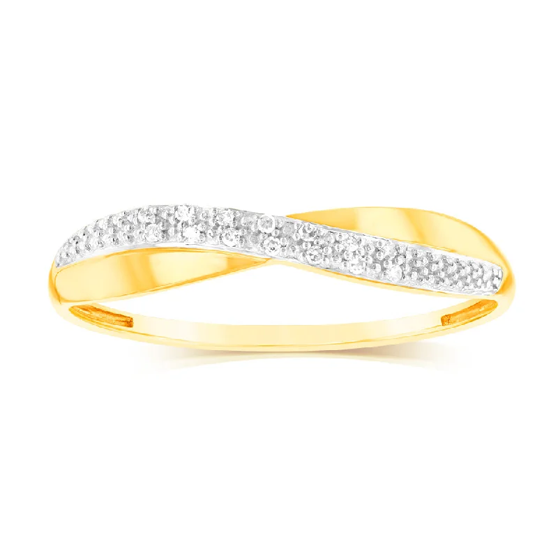 9ct Yellow Gold Ring with 14 Brilliant Cut Diamonds